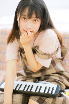 男女打扑克牌